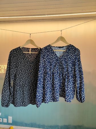 Zwei Blusen mit Blumenmuster ideal zum Stillen