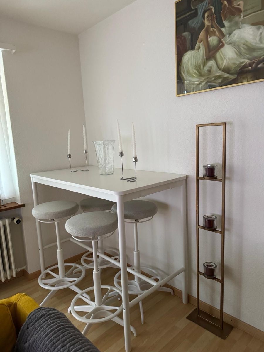 Tischset: Stehtisch mit vier Barhockern  – Gebraucht aus Winterthur von ber_c8fy