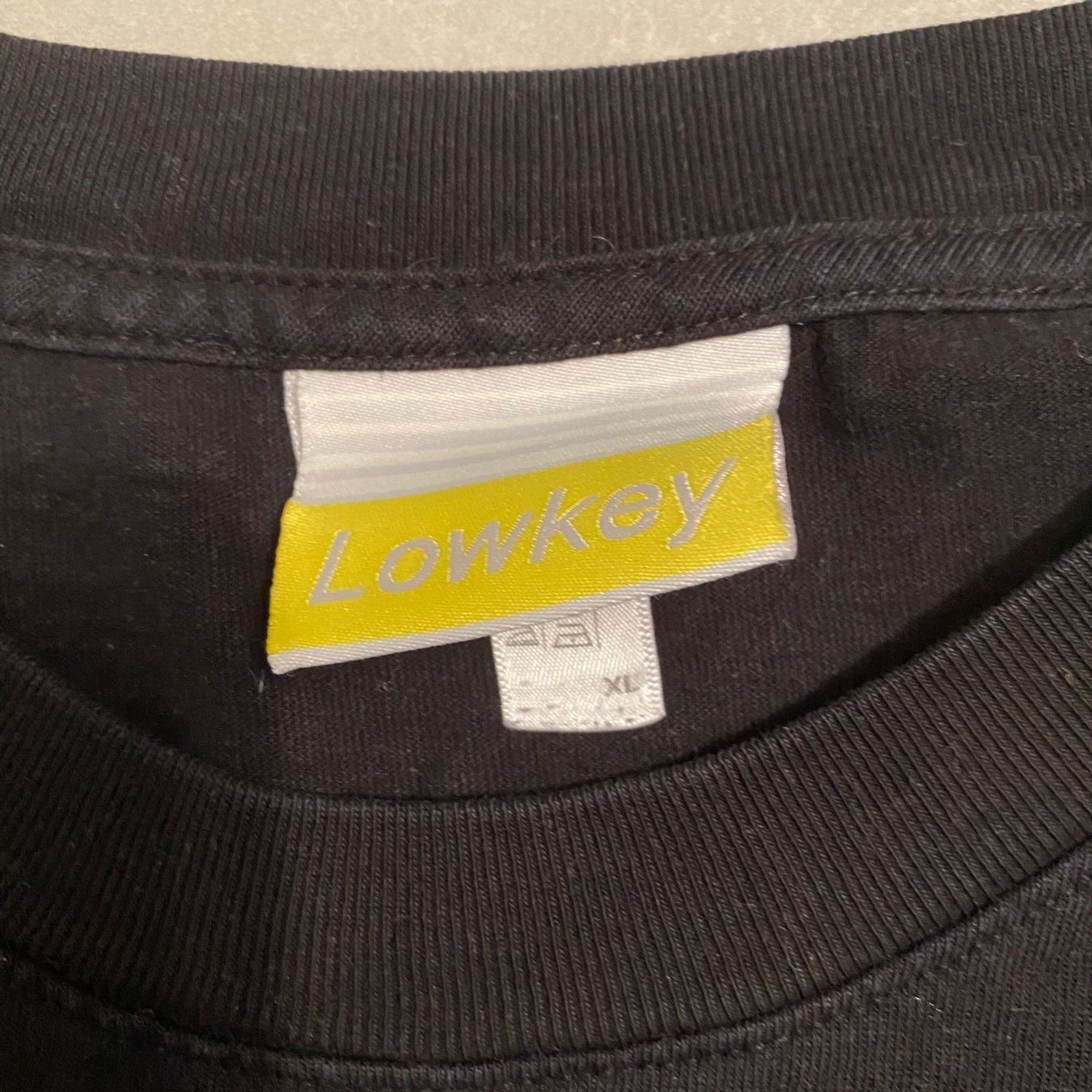 T-shirt: T-shirt Lowkey noir – Usato da Lausanne venduto da naranjo 2