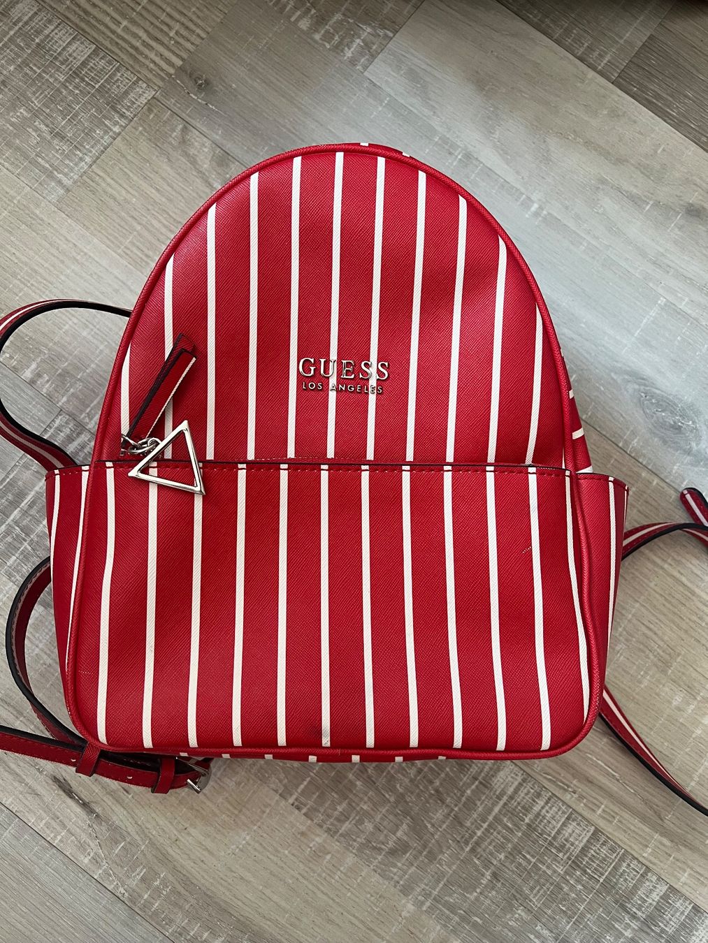Guess Zaini: Guess roter Rucksack – Usato da Uster venduto da sar_h8ff