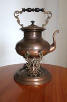 Antiker Teekessel mit einem Stövchen =  Rechaud, Jugendstil