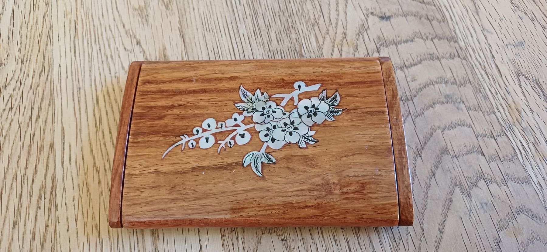 Articoli in legno: Schöne Holzbox mit Perlmut – Usato da Flawil venduto da Pinkmalibu