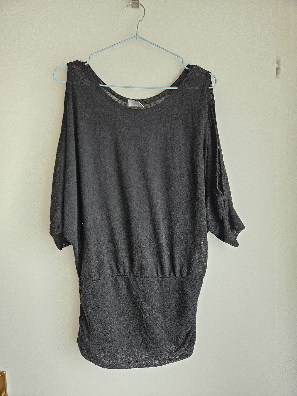 T-shirt: schwarzes Shirt, mit Cut-Outs – Usato da Ebikon venduto da SecondChance_byM