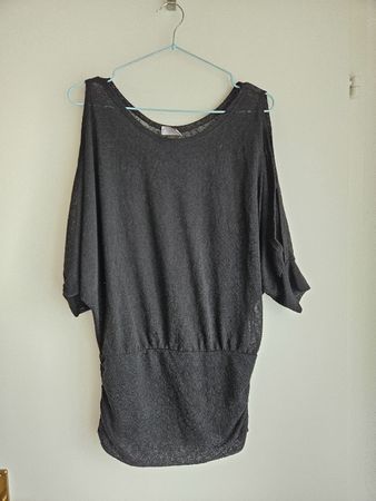 schwarzes Shirt, mit Cut-Outs