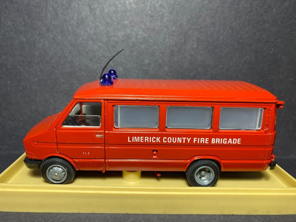 CAMION FIAT IVECO MINIBUS Vert DIALY A 40.8 OLD CAR 1:43 de reference