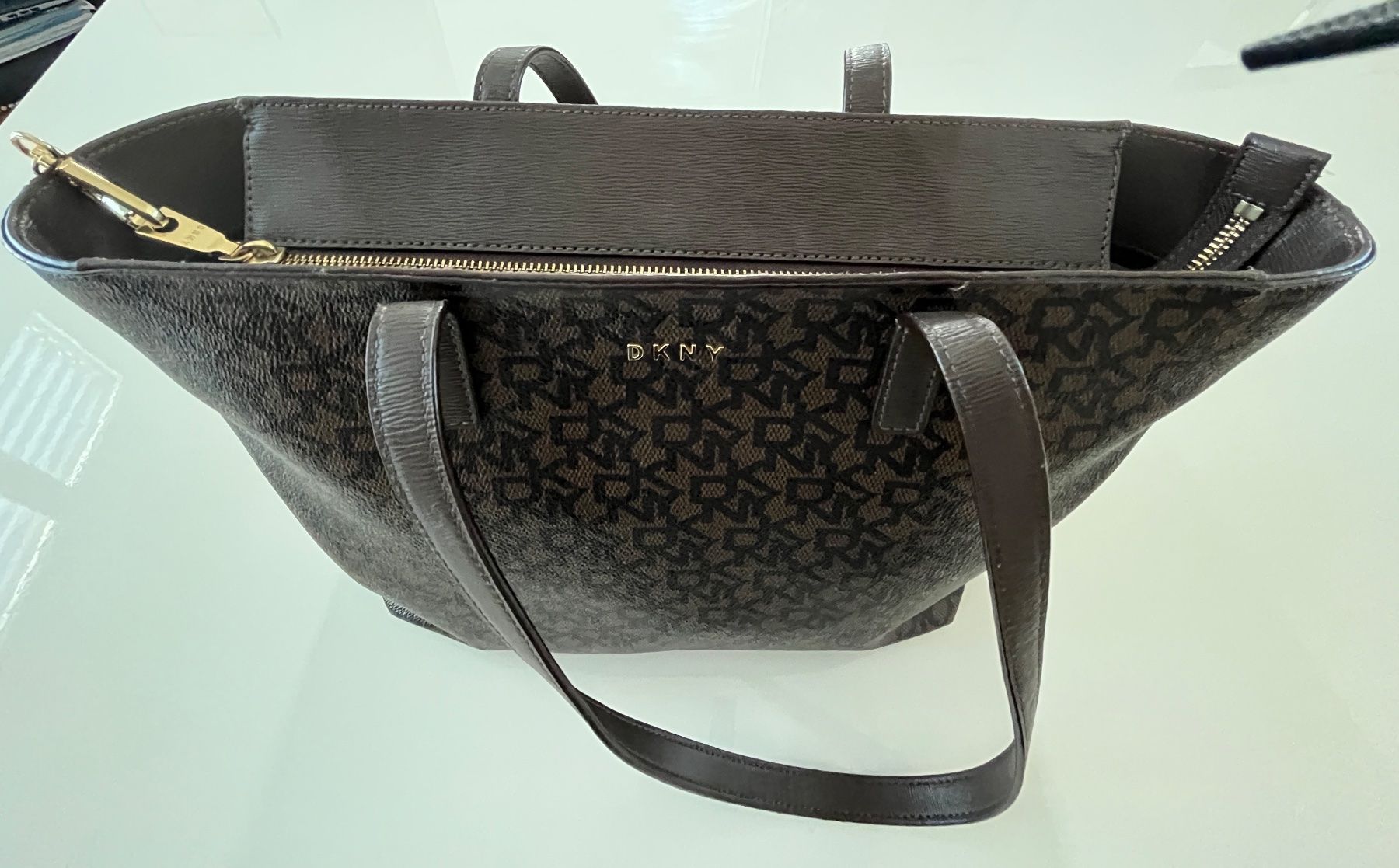 DKNY Borse da donna: Handtasche/Shopper DKNY braun mit Monogramm – Nuovo (secondo la descrizione) da Burgdorf venduto da wiwy51 1