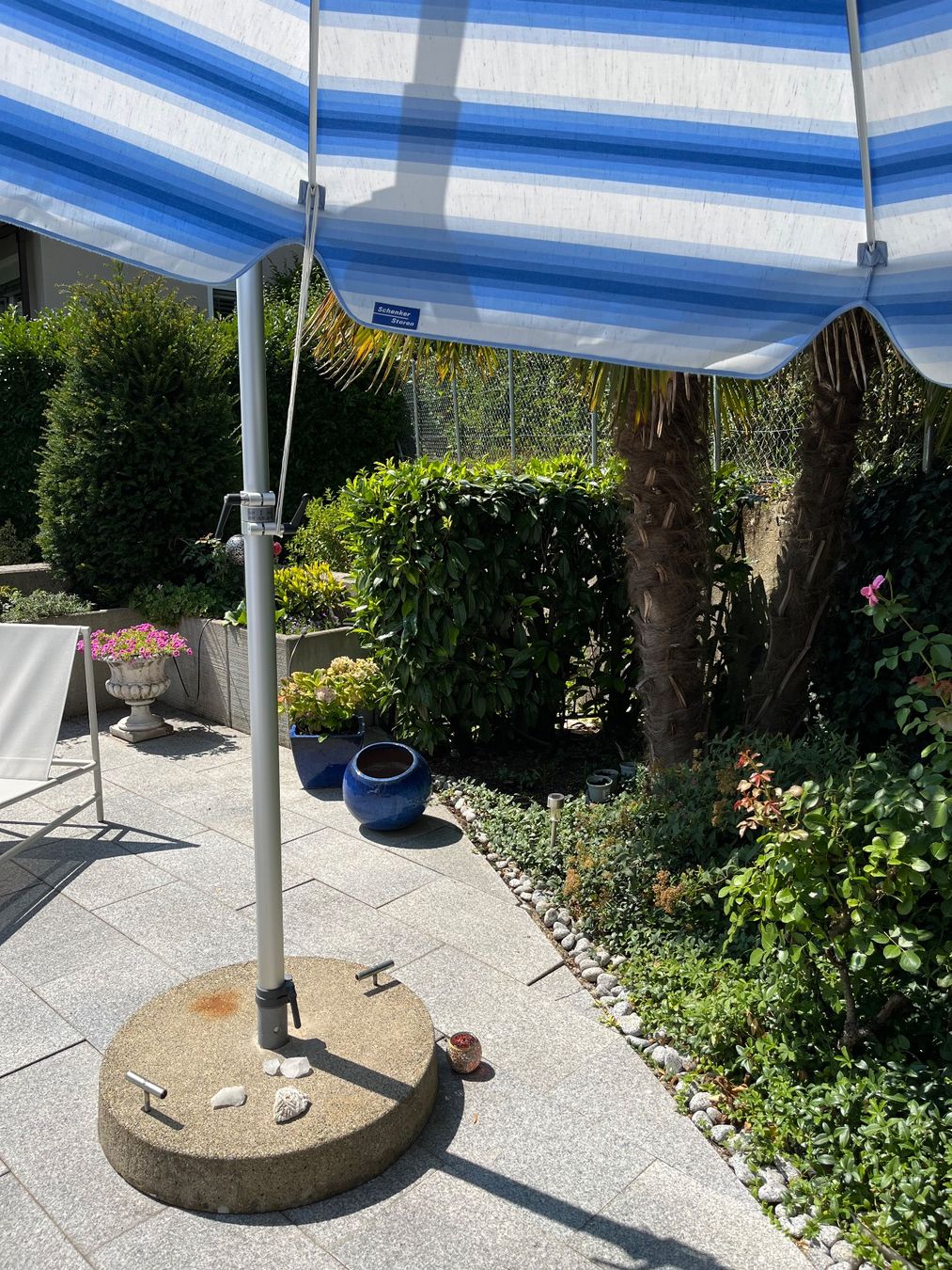 Parasols: Sonnenschirm gross weiss-blau – D'occasion à Nussbaumen AG par car_7b54