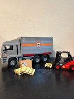 Spielzeug Lastwagen mit Gabelstapler und Paletten