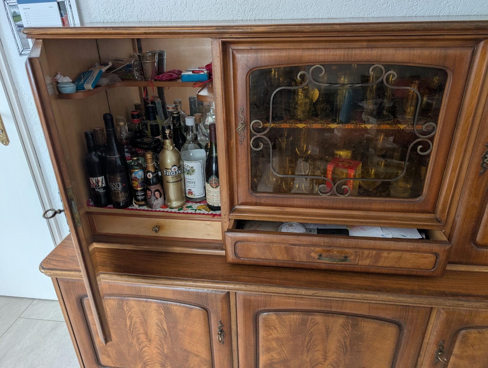 Vetrine: Buffet Schrank Holz mit Glasvitrine und Fächern, ohne Inhalt – Usato da Rottenschwil venduto da honda4rt 2