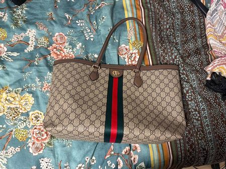 Gucci bag with portmonaise attached 