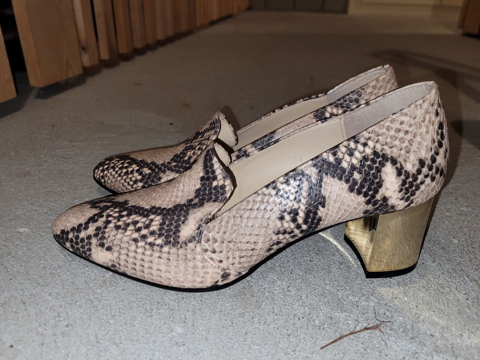 Scarpe da donna: Chaussures Bata imitation serpent, talon doré, taille 37 – Usato da Villars-sur-Glâne venduto da m66_dch5