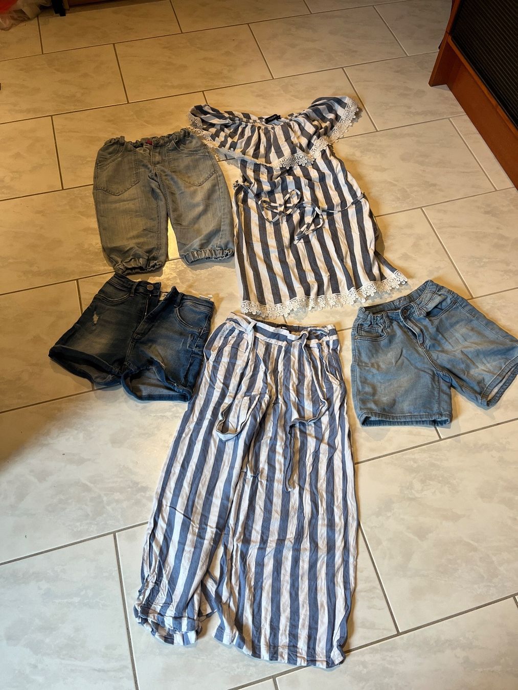 Lotti & Set di vestiti: Sommerset Mädchen 140/S – Usato da St.Pantaleon venduto da frodobi