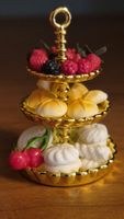 Etagere mit Erdbeeren,Himbeeren, Süßigkeiten für Puppenhaus