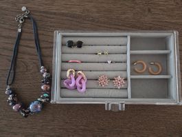 Set of jewelry: 6 earring pairs, 1 ring, 1 necklace