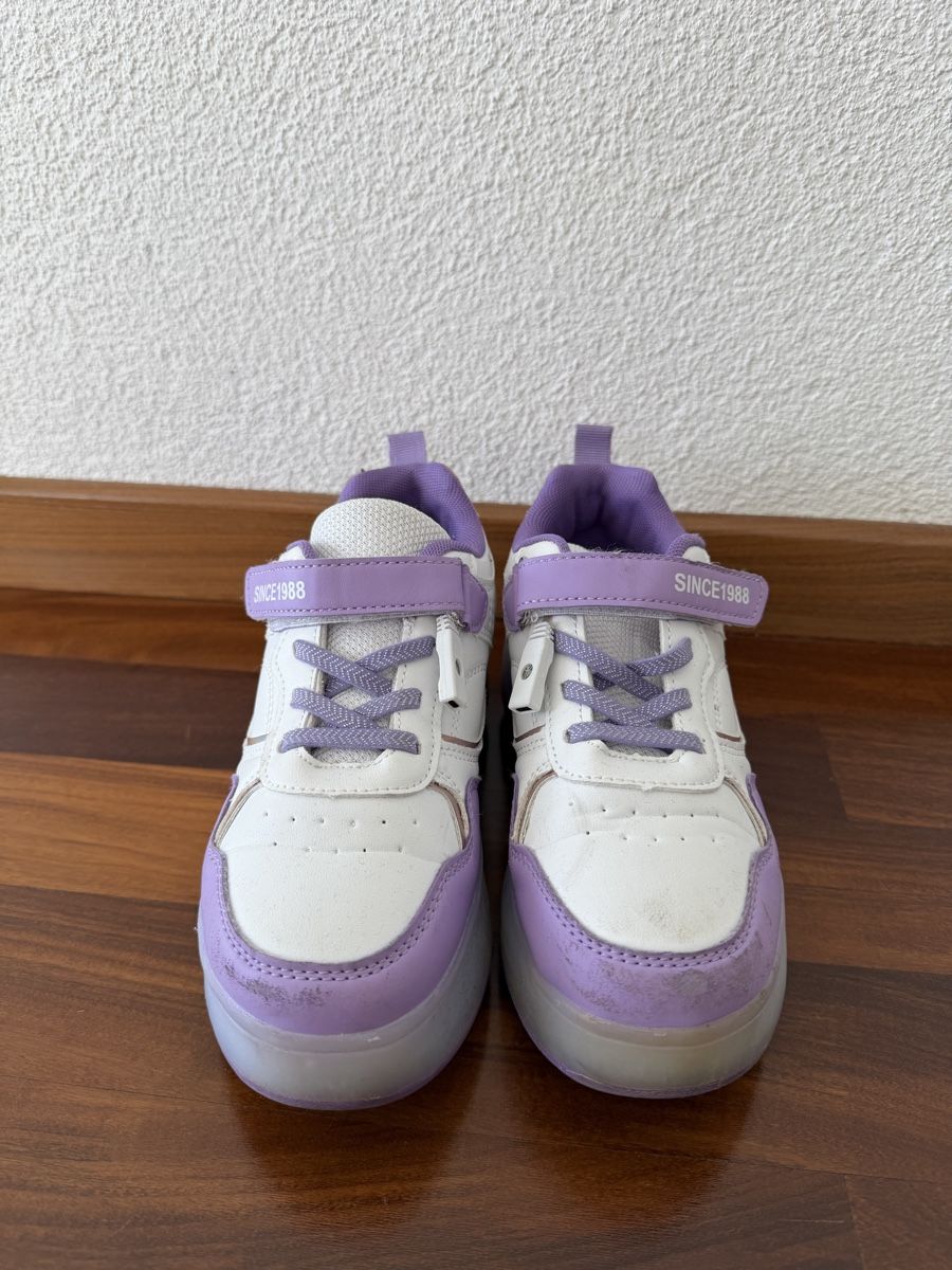 Scarpe per ragazze: Turnschuhe mit Rollen Gr. 34 – Usato da Glattpark(Opfikon) venduto da Glatt19