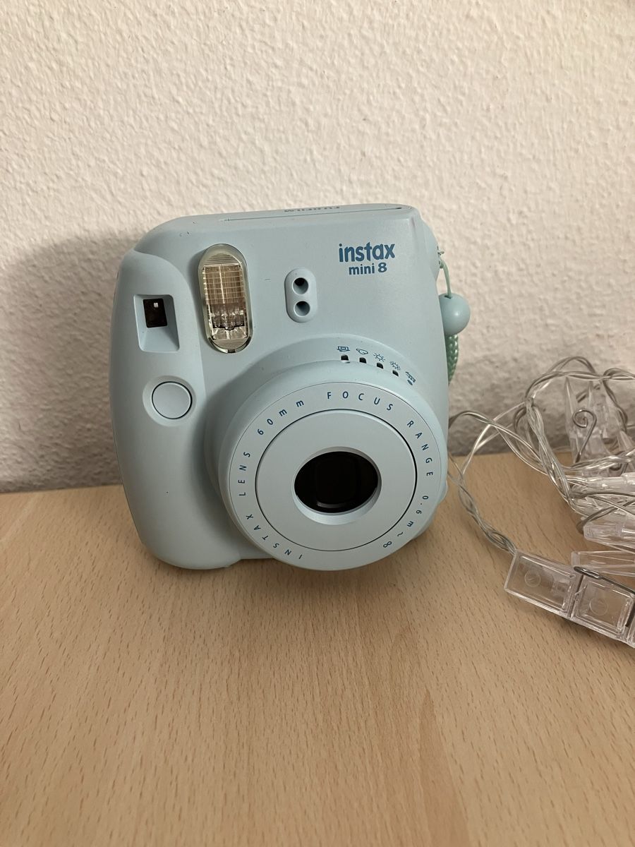 Fujifilm Appareil photo: Instax mini 8 bleu + guirlande lumineuse – D'occasion à Lausanne par Pingouin14 1