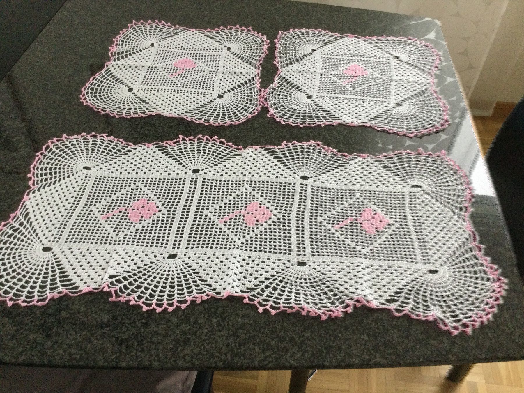 Alle Dekorationen: 3 handgemachte Deckchen weiss/rosa – Gebraucht aus Horw von Benny017