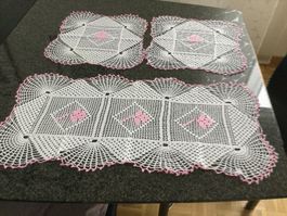 3 handgemachte Deckchen weiss/rosa