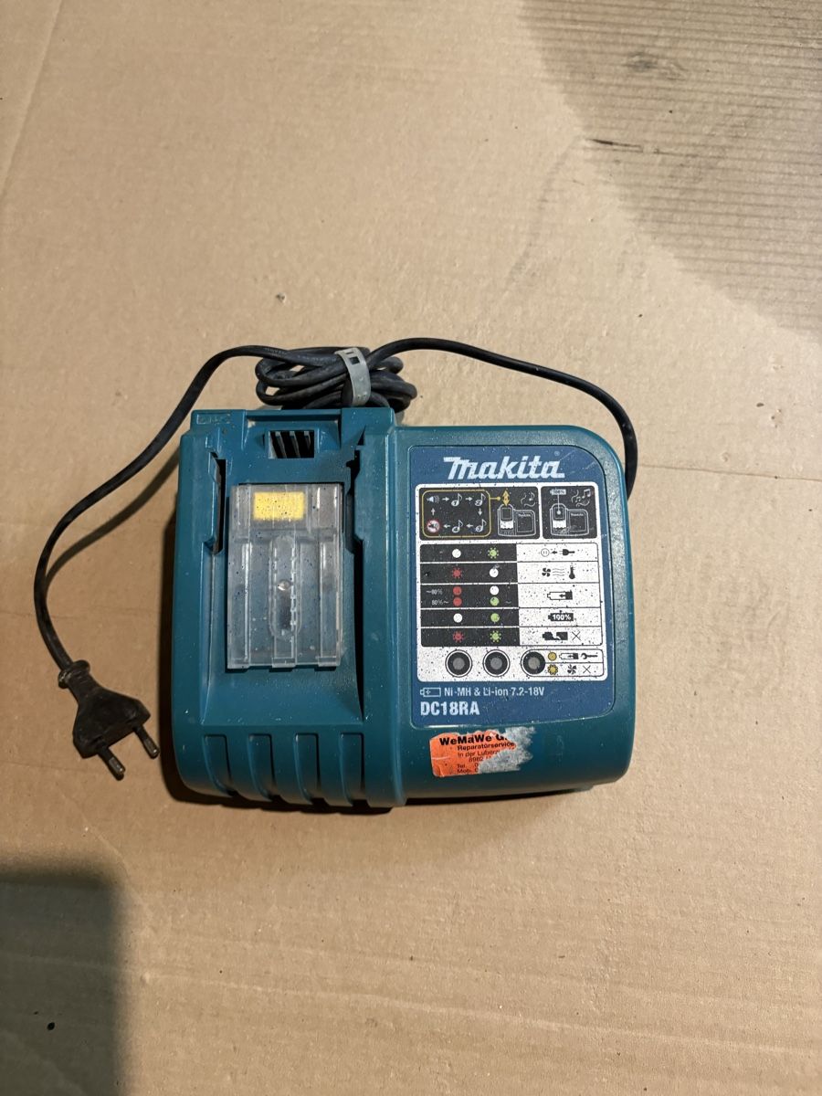 Makita Ladegerat Leuchtet Rot Und Grun