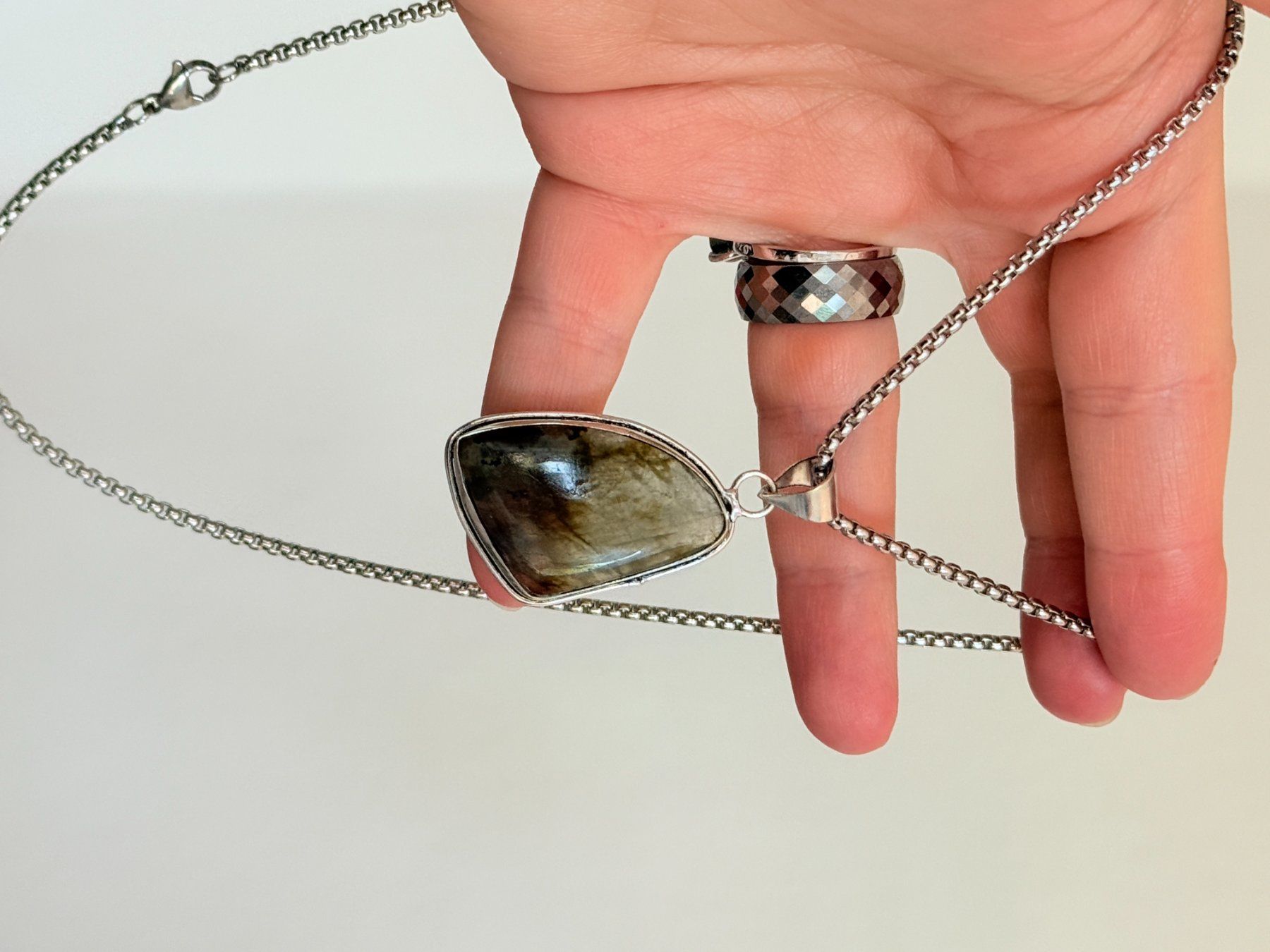 Colliers: Collier Labradorite - Élégance et Mystère 💎 – Neuf avec emballage d'origine à Genève par AWWA 9