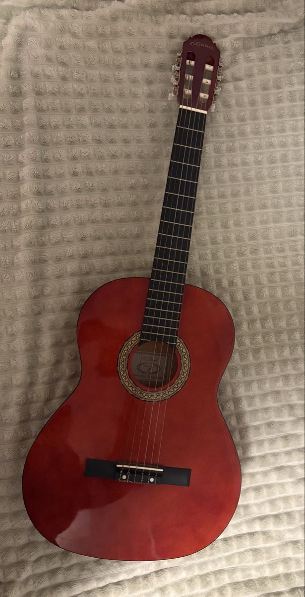 C.Giant Instruments de musique: Konzertgitarre rot gebraucht Grösse 4/4 – D'occasion à Hasle LU par Olena_olena