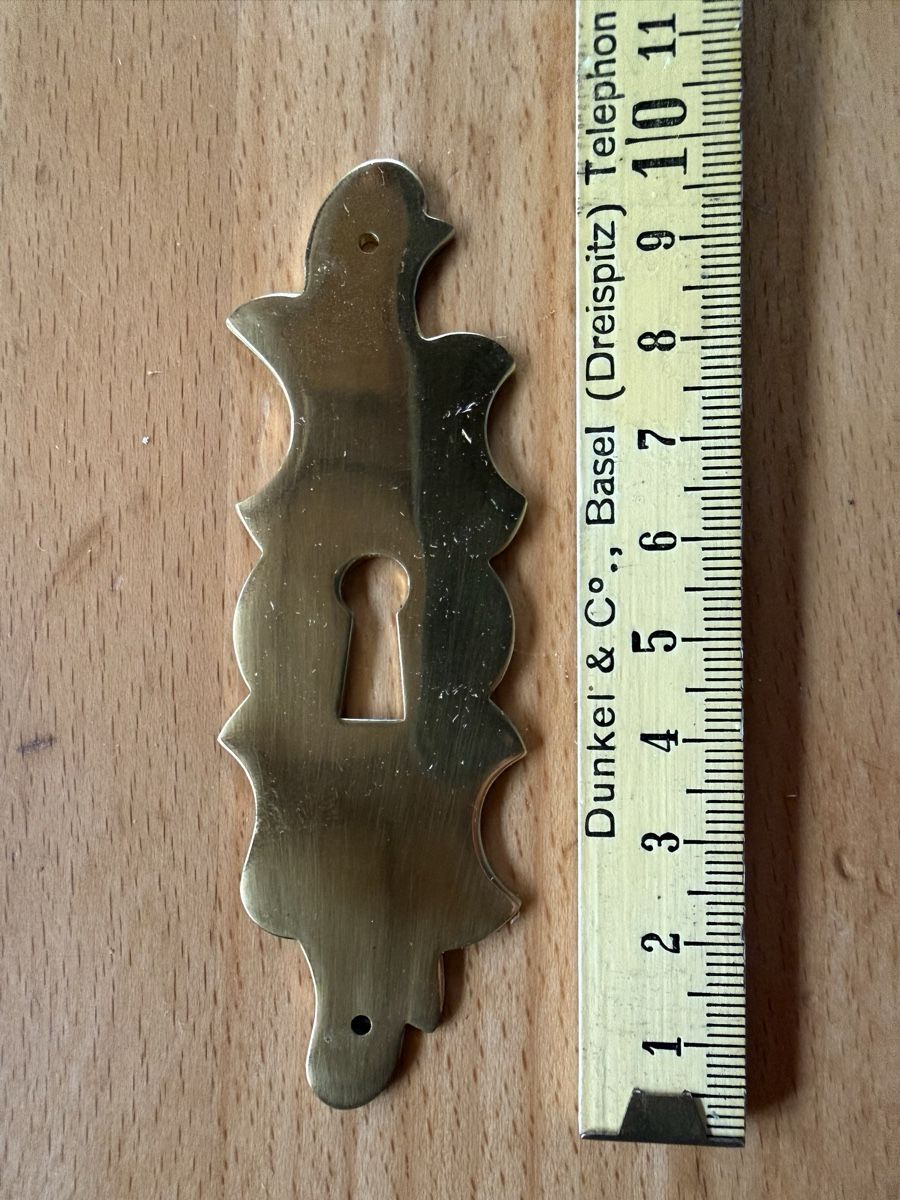 Eisenwaren: Schlossschild aus Messing  – Gebraucht aus Amden von vipernatter