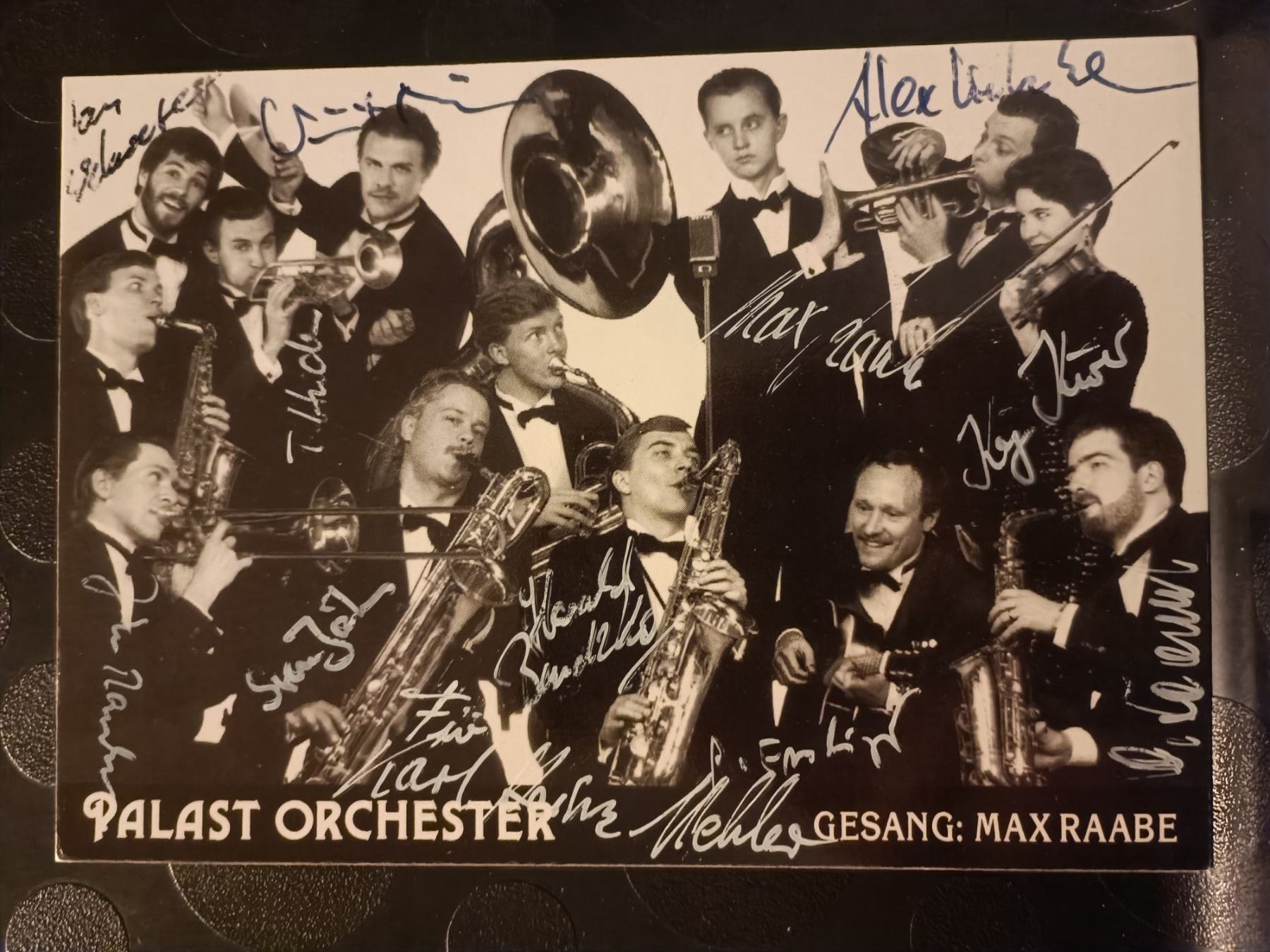 Autografi: Palast Orchester & Max Raabe - handsignierte Autogrammkarte – Usato da Menziken venduto da Artographs