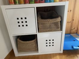 Weisses Regalsystem mit 2 Körben - Ordentlich & Saisonal!