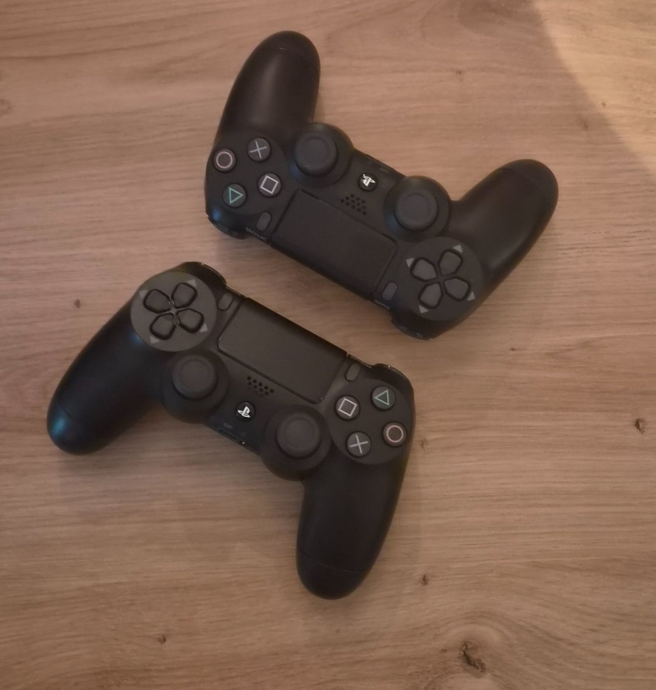 Sony Controller: Playstation 4 Controller schwarz, 2 Stk., gute Gebrauchtware – Usato da Kaiseraugst venduto da mma_t85r 2