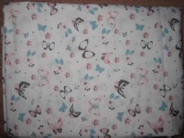 Baumwollstoff weiss mit rosa/grauen Schmetterlingen