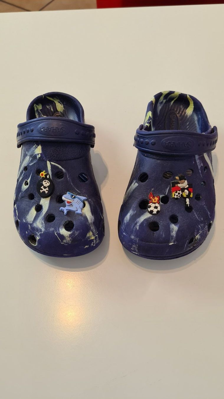 Chaussures garçon: Clogs Jungs Grösse ca. 29 mit Stickern – D'occasion à Obergösgen par schesom