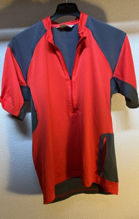 Salomon T-shirt: Salomon Sport Shirt – Usato da Lalden venduto da wal_k7qx