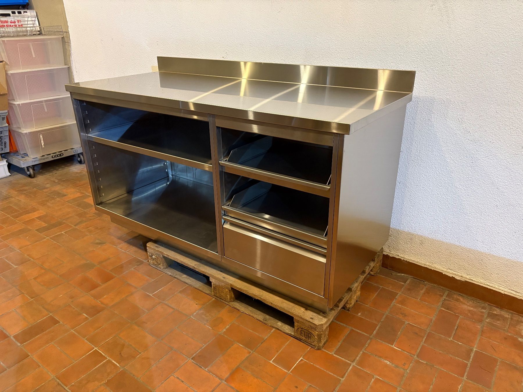 Cuisines complètes: Gastro Chromstahlmöbel Arbeitstisch – D'occasion à goldau par G.app 1