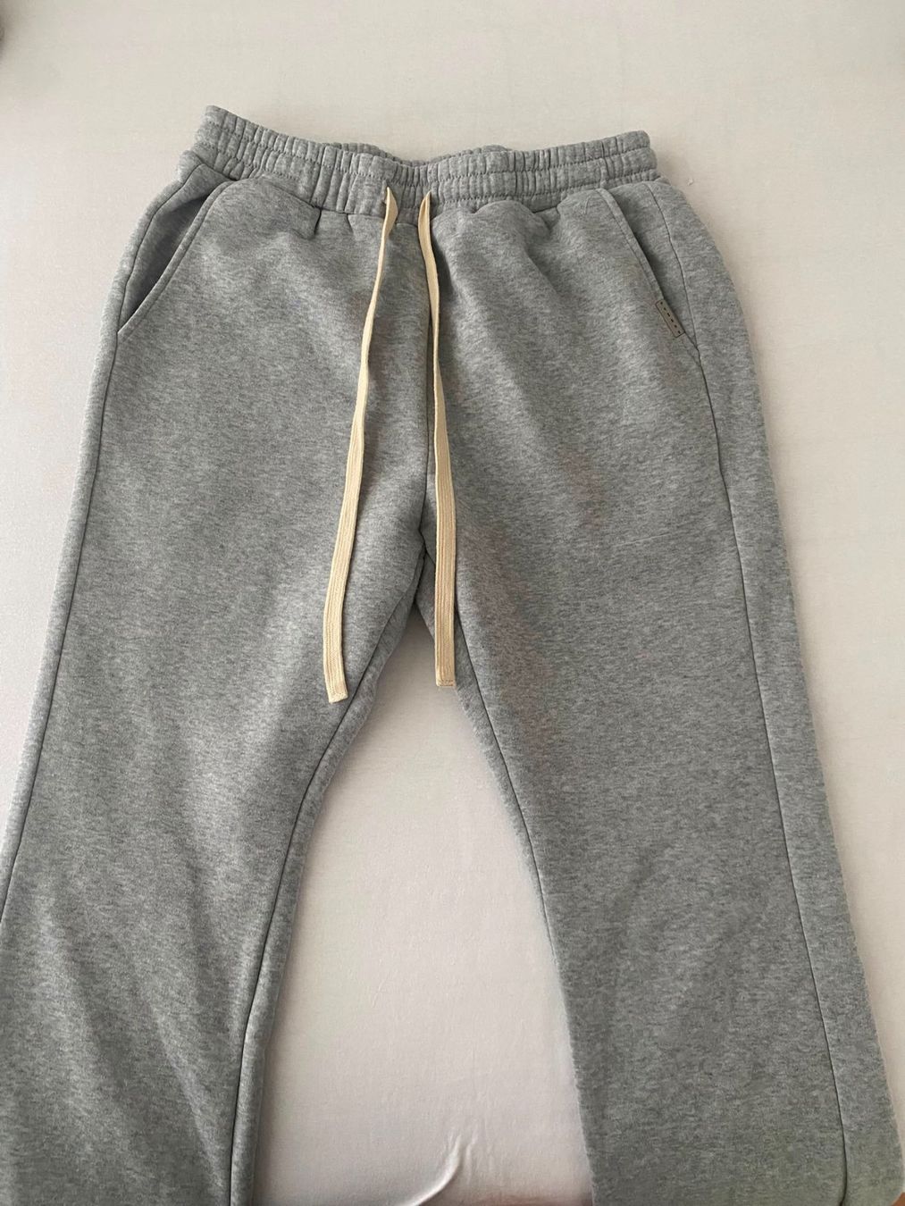 Shein Pantalons: Shein Flared Trainerhose – D'occasion à Mühlau par PatrickD1969