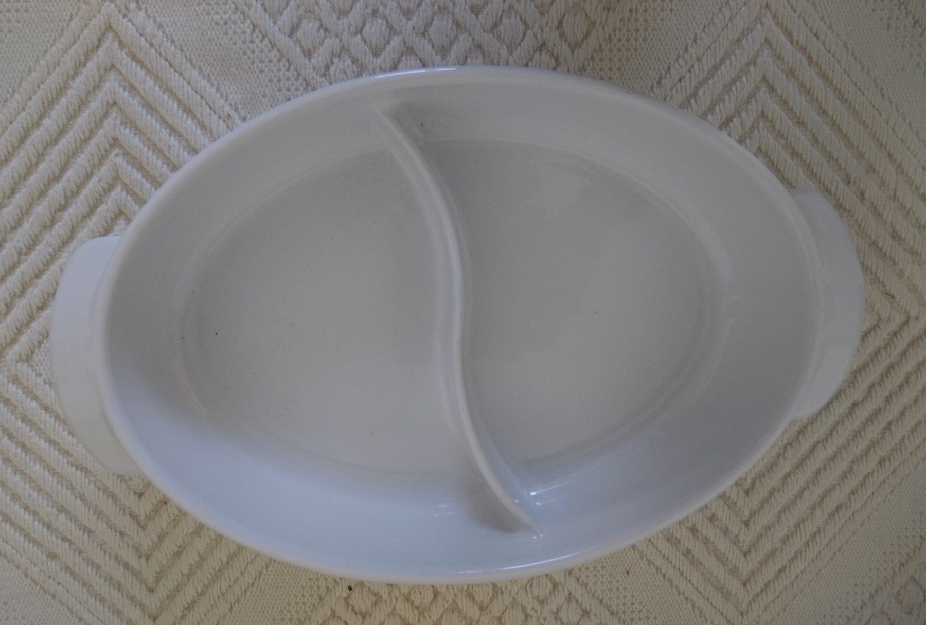 Pyrex Piatti di portata: weisse Pyrex Servierplatte / Gratinform, geteilt – Nuovo (secondo la descrizione) da Schüpfen venduto da ardiphne