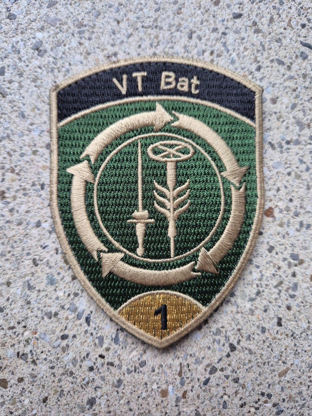 Schweizer Armee Plaketten & Abzeichen: *** Badge VT Bat 1 mit klett *** – Neu und originalverpackt aus Riedholz von fr_sIruP