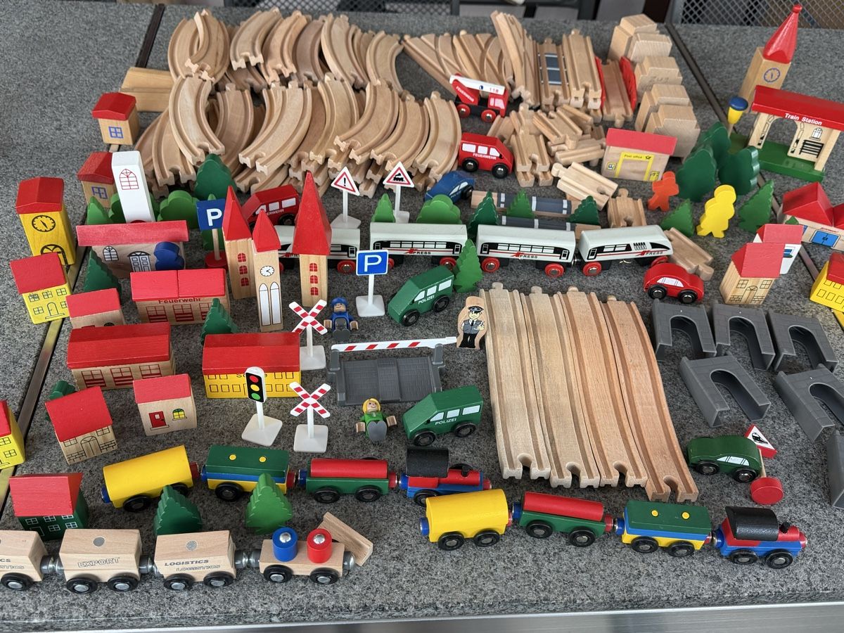 Brio Giocattoli: Grosses Brio Holzeisenbahn Set  – Usato da Deitingen venduto da Himhip 1