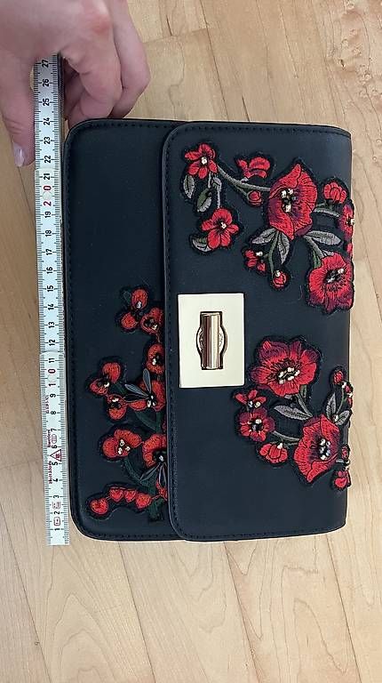 Borse da donna: Tasche schwarz/rote Blumen – Usato da Volketswil venduto da oli_l2zq 3