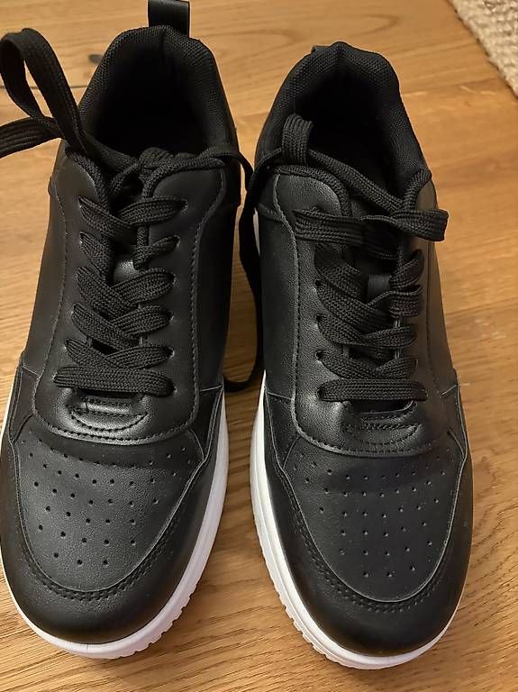 Chaussures femmes: Turnschuhe Größe 39 – D'occasion à Thürnen par Yaroc 1