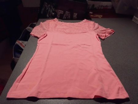 T-Shirt ca. Grösse 34, rosa, oben Spitze