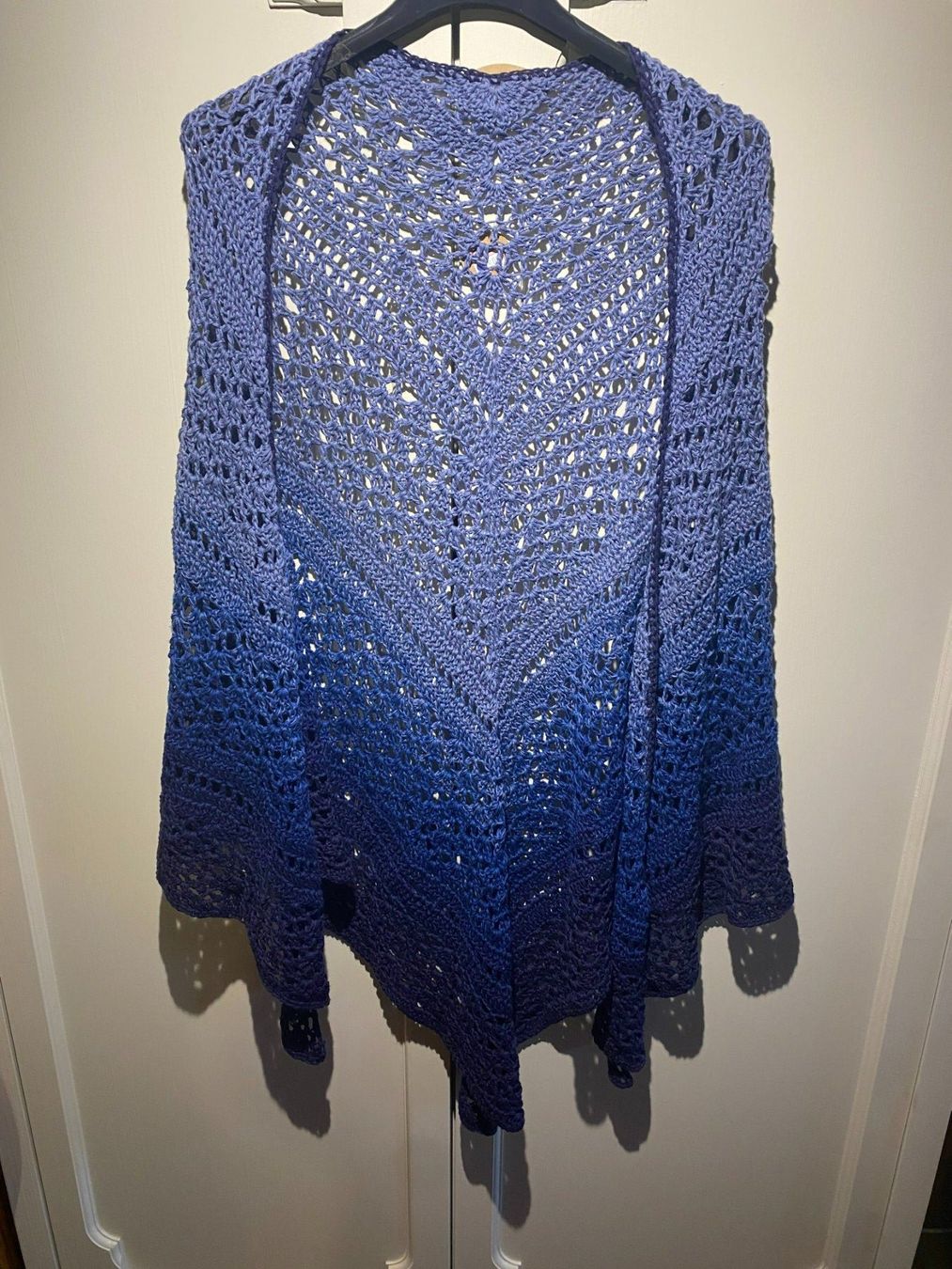 Foulard & Sciarpe: DREIECKSTUCH HANDGESTRICKT BLAU – Nuovo e nell'imballaggio originale da Meienried venduto da ManuelaBoutique