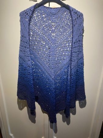 DREIECKSTUCH HANDGESTRICKT BLAU