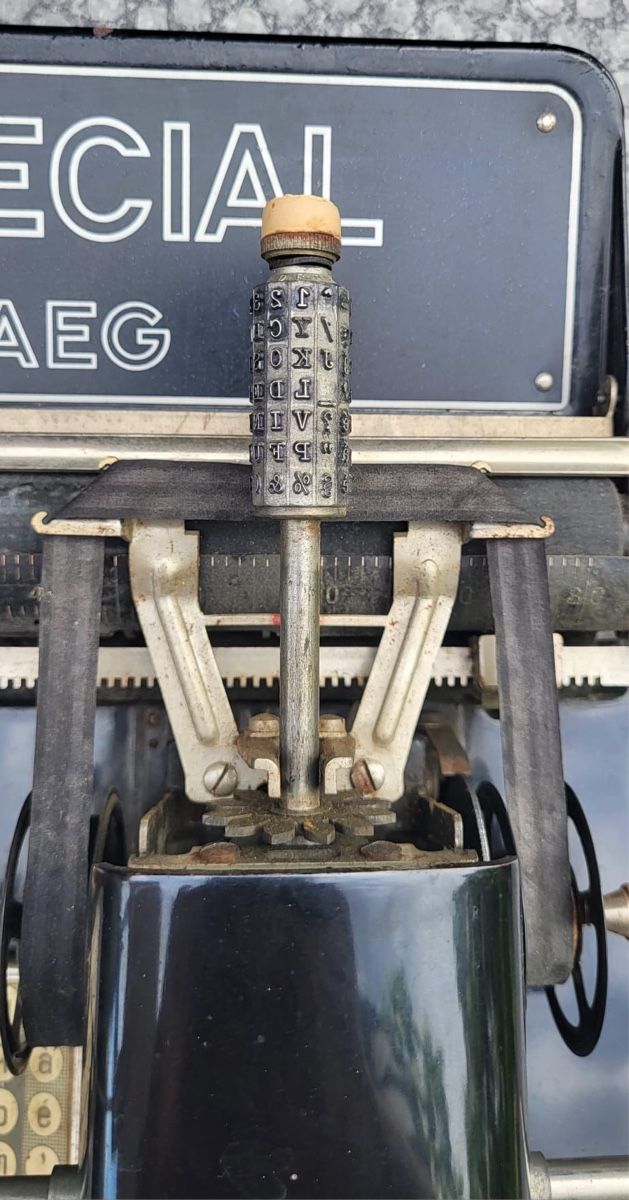 Macchine da scrivere: Machine à écrire AEG SPECIAL Fred. J. Brunner – Usato da Bursinel venduto da SeveralLives 4