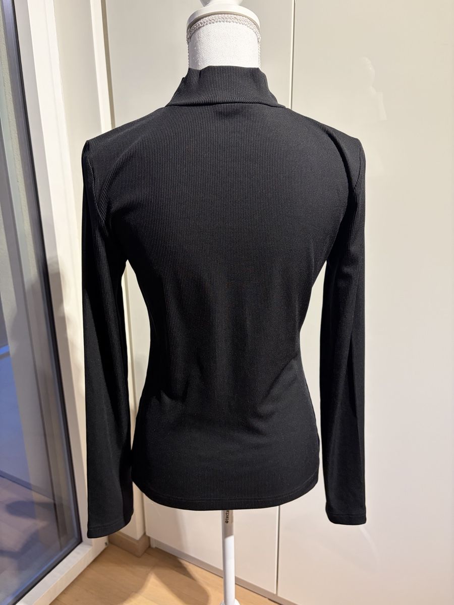 Guess Tops: Guess cut out top, size L. Stretch – D'occasion à Nyon par Deb_D39 4
