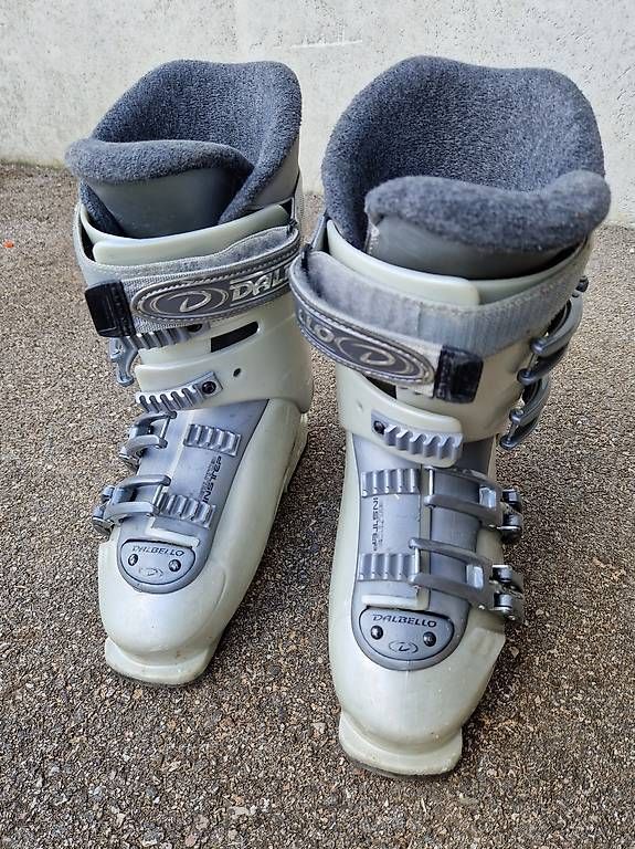 Scarpe da donna: Chaussures de ski femme taille 39 – Usato da Les Bioux venduto da Alain_rochat