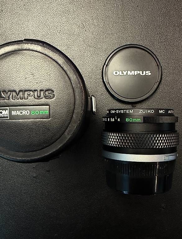Olympus Obiettivi: Olympus OM-System Zuiko MC Auto-Macro 80mm f/4 – Usato da Bulle venduto da SpeedprintArt