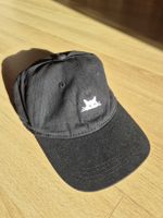 Casquette noire avec chat blanc brodé