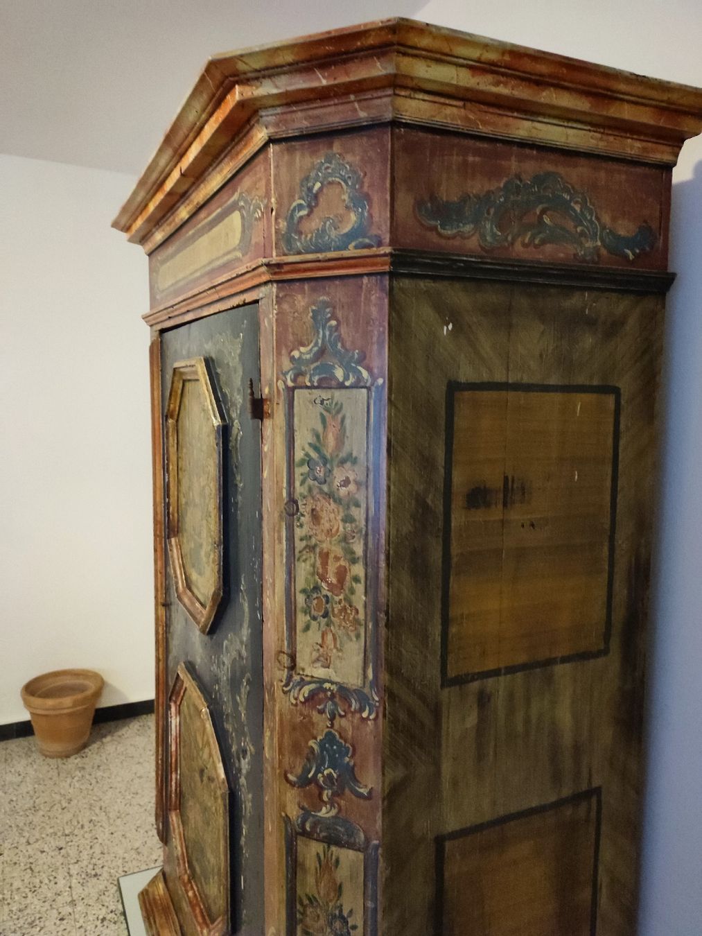 Armadi: Antico armadio decorato – Usato da Ascona venduto da Artik3 2
