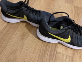 Nike revolution 4