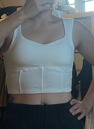 Crop Top XS weiss gerippt mit integriertem BH – neu